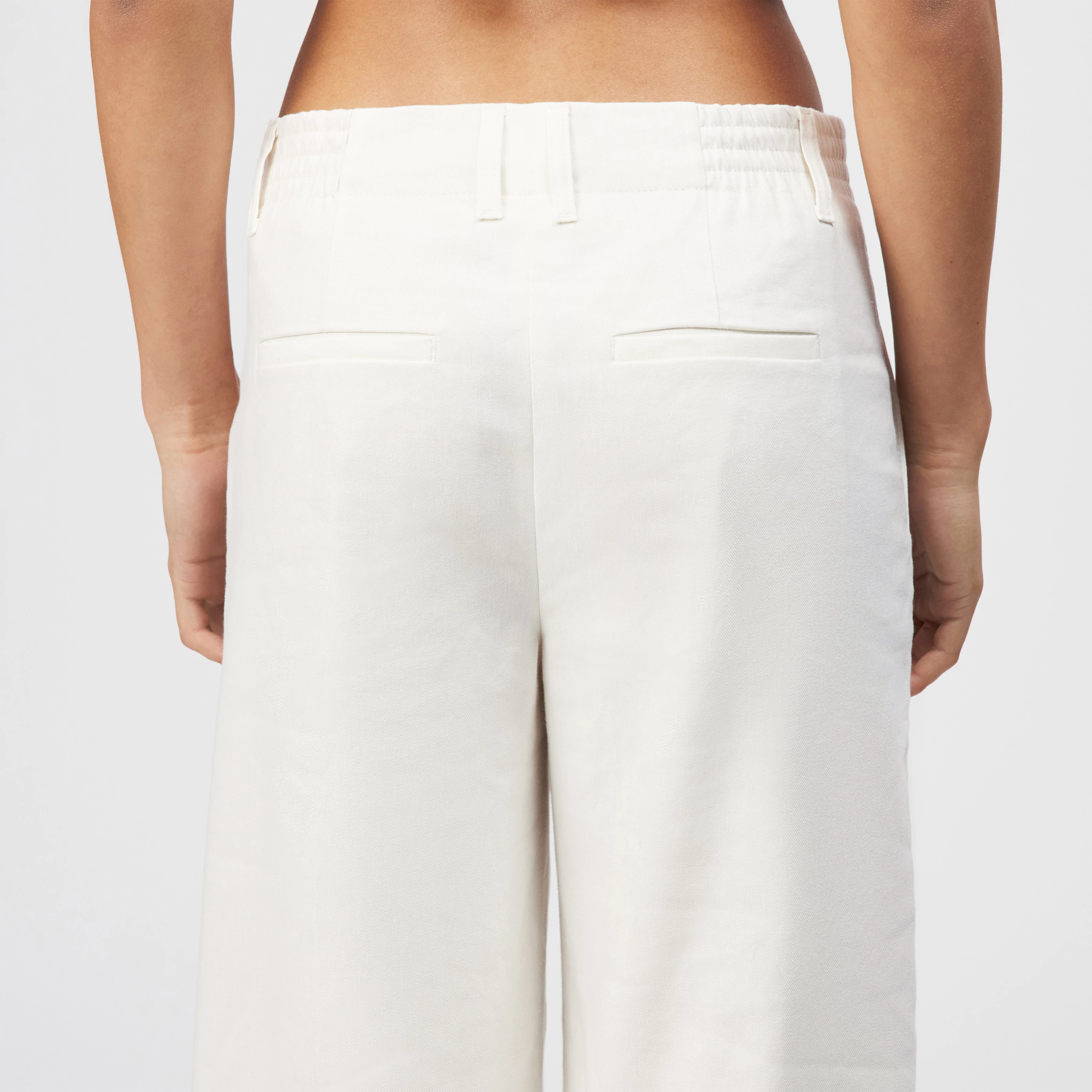 DUTIFUL - Wide trousers in linen blend - women - off white - Detailansicht am Model