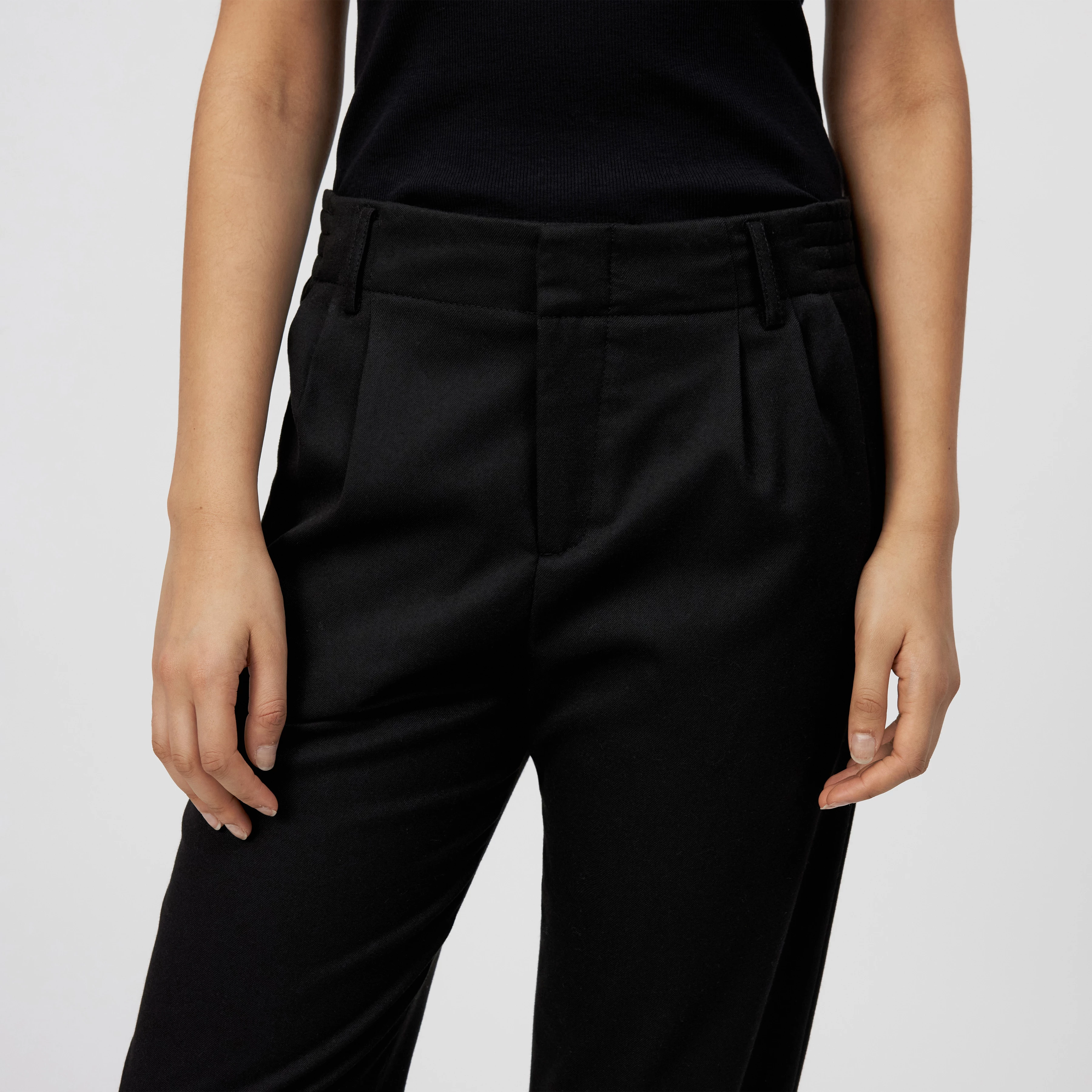 DISPATCH_0 - Pleated trousers in viscose blend - women - Natural Aluminium - Detailansicht am Model