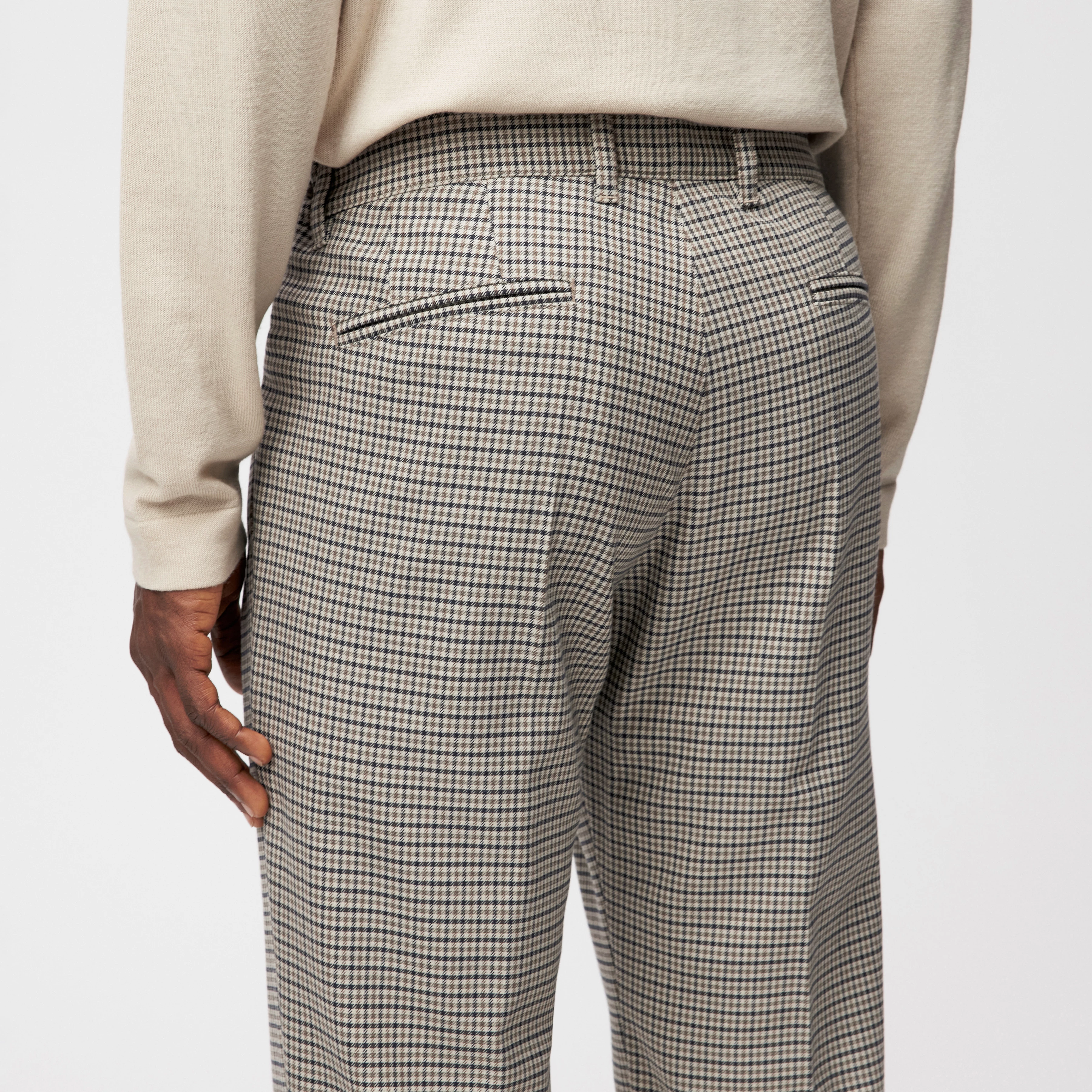 LEEK - Relaxed Fit Bundfaltenhose in Viskose-Mix - Herren - braun - Detailansicht am Model