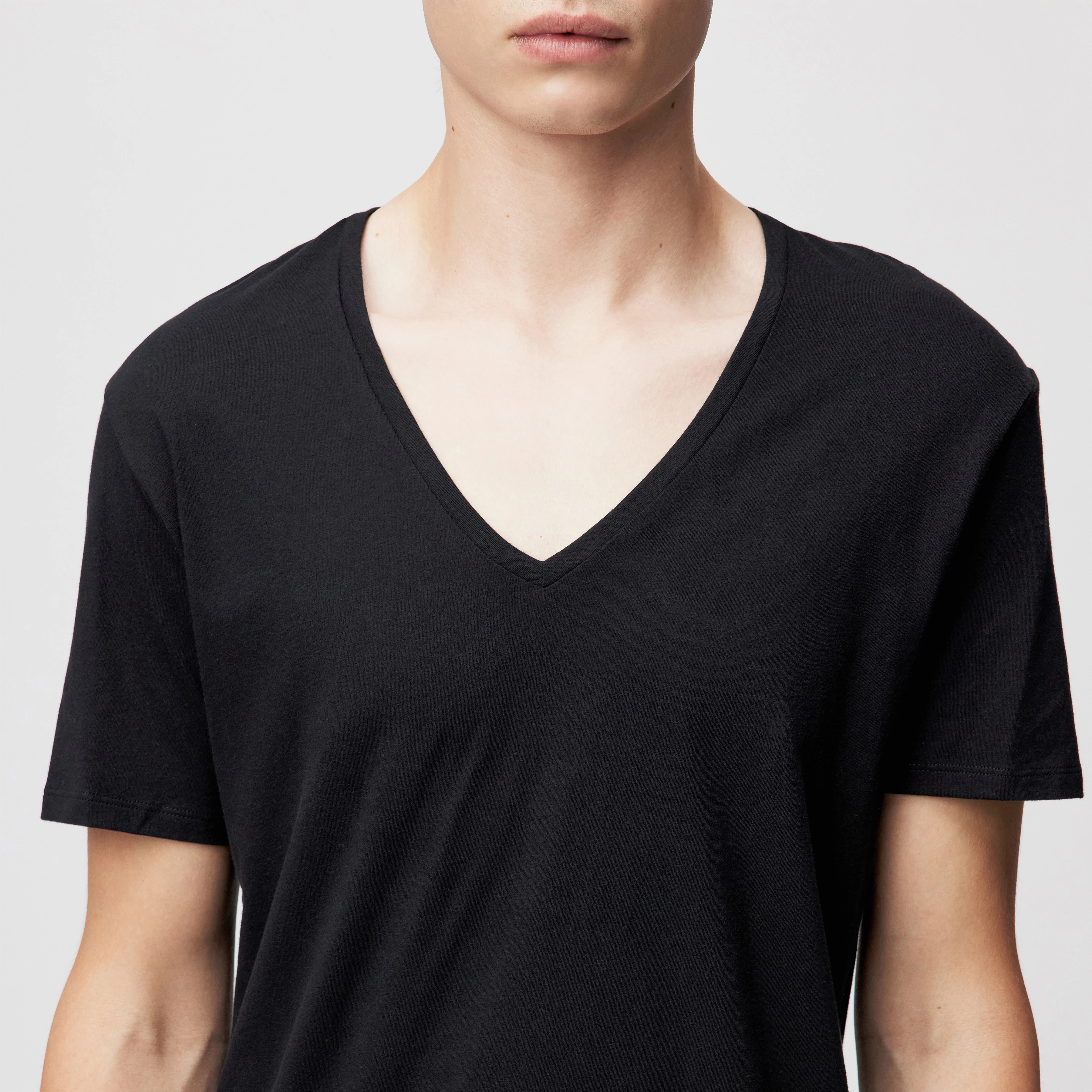 QUENTIN - V-neck T-shirt in clean cotton - men - Natural Aluminium - Detailansicht am Model