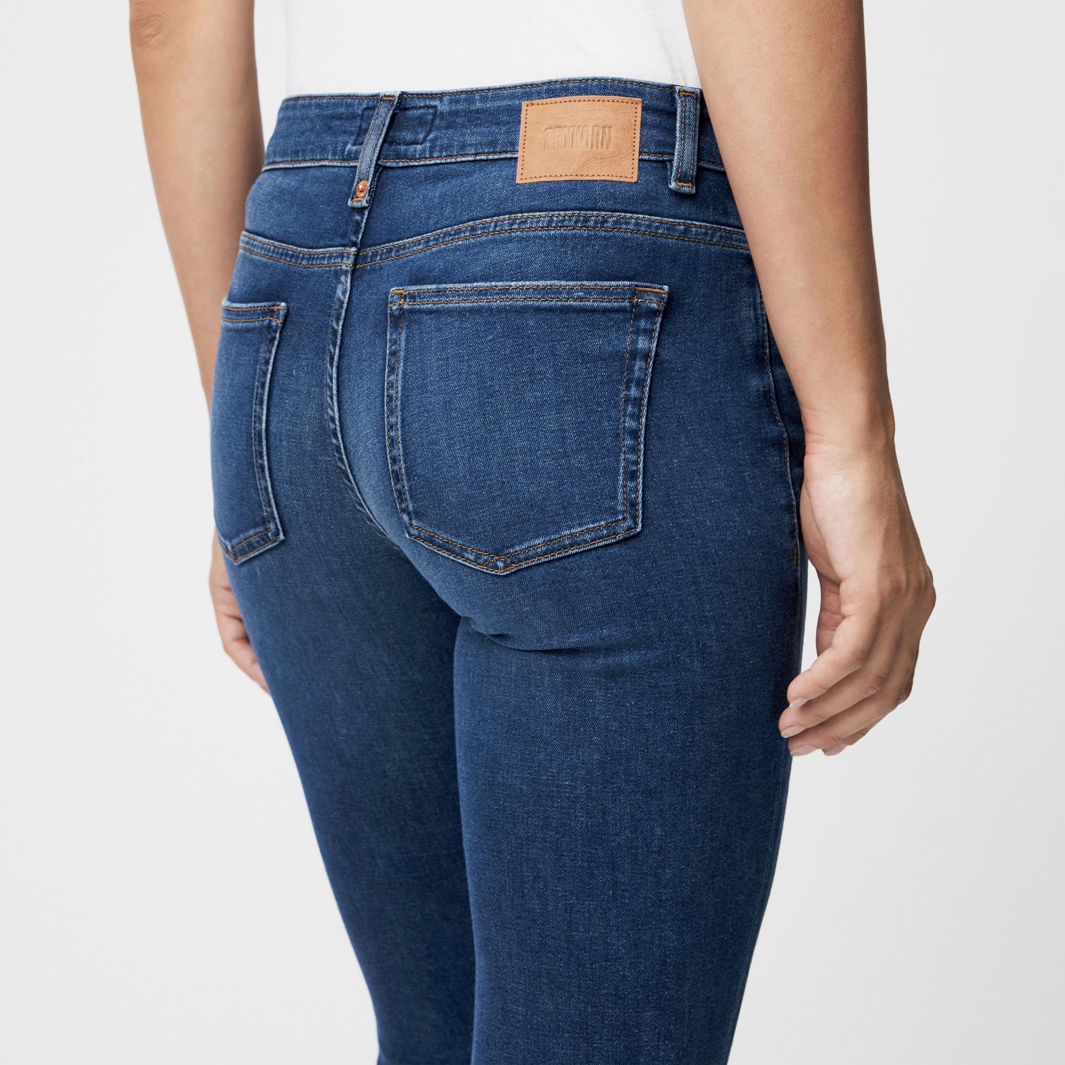 NEED - Low-Waist Skinny Jeans in Blue Denim - Damen - blau - Detailansicht am Model