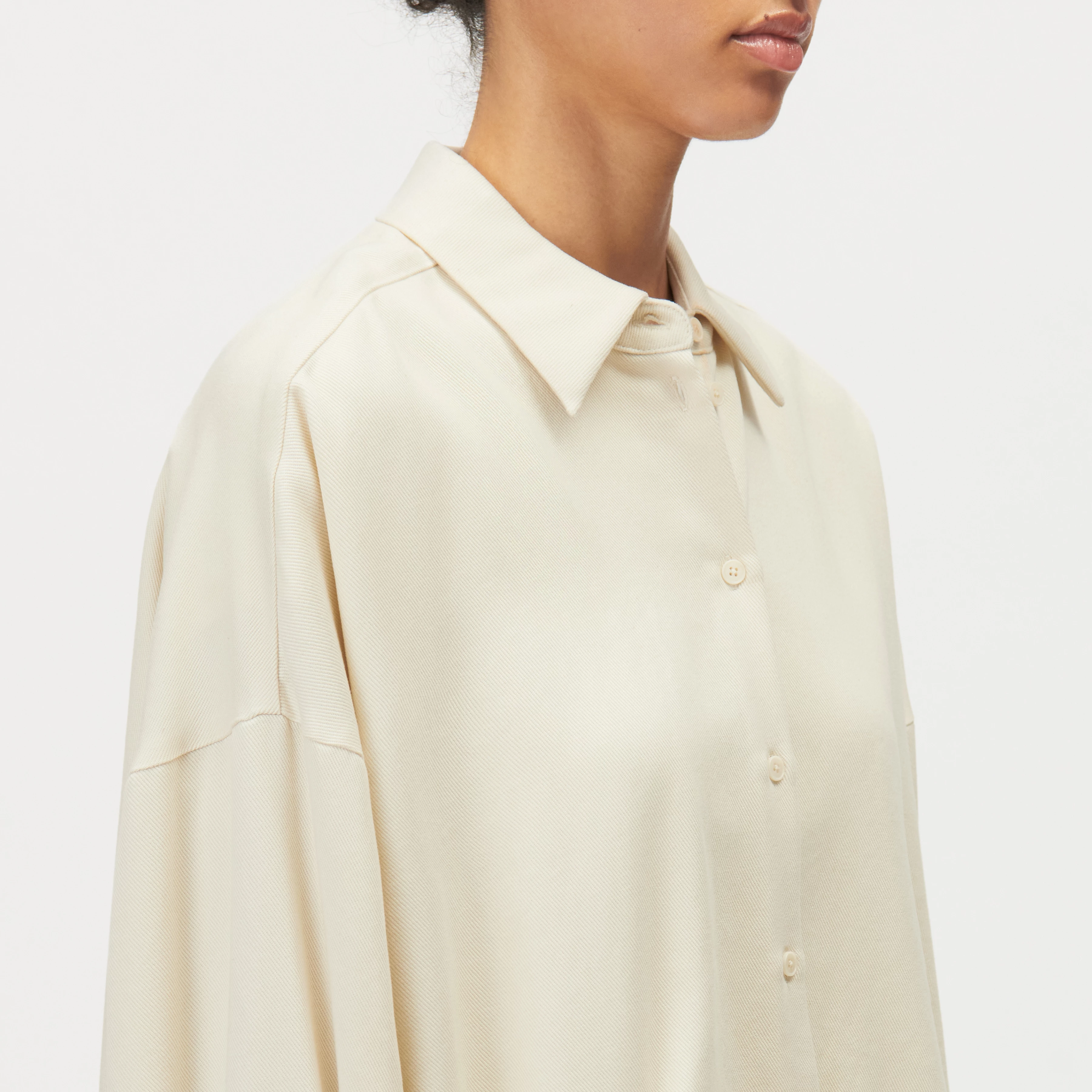 OSHIA - Oversized overhemdblouse in lyocell - dames - beige - Detailansicht am Model