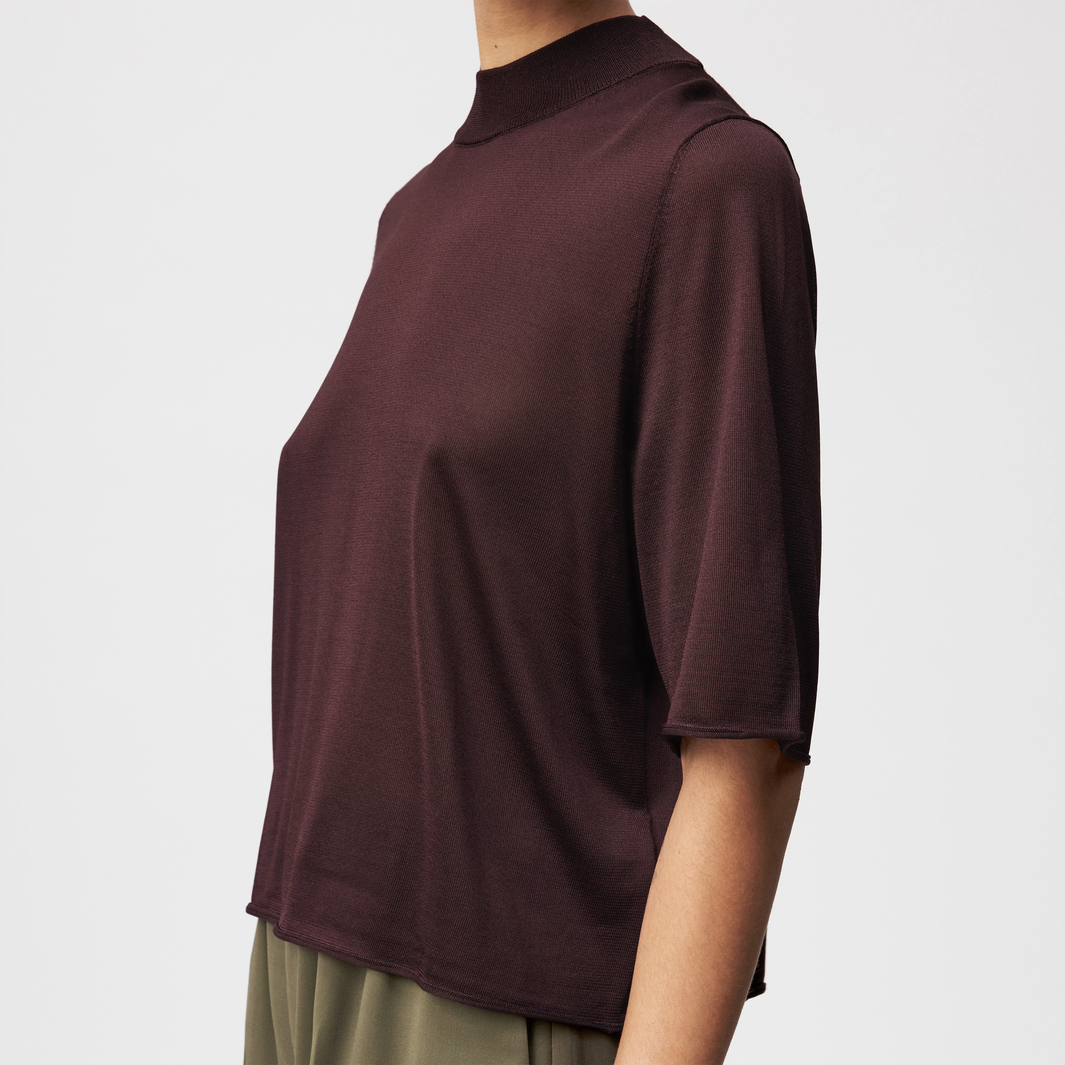 NISLE_2 - Strick-T-Shirt in Luxus-Textur - Damen - rot - Detailansicht am Model