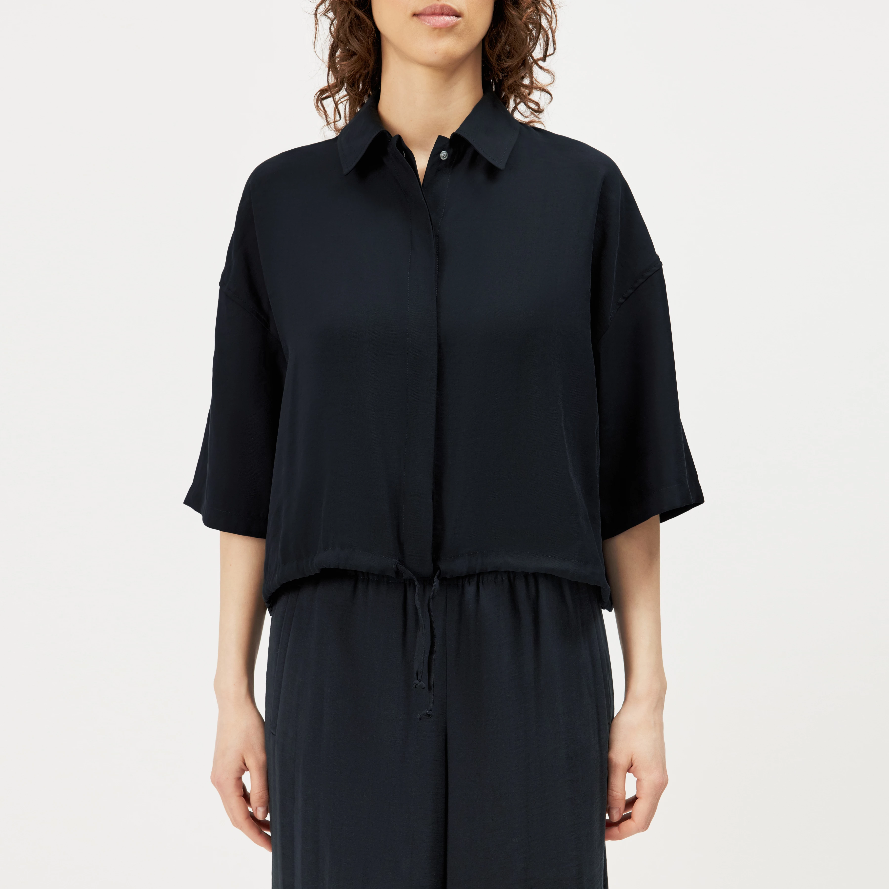 LAINAY - Chemisier court en twill fluide - women - noir - Frontansicht