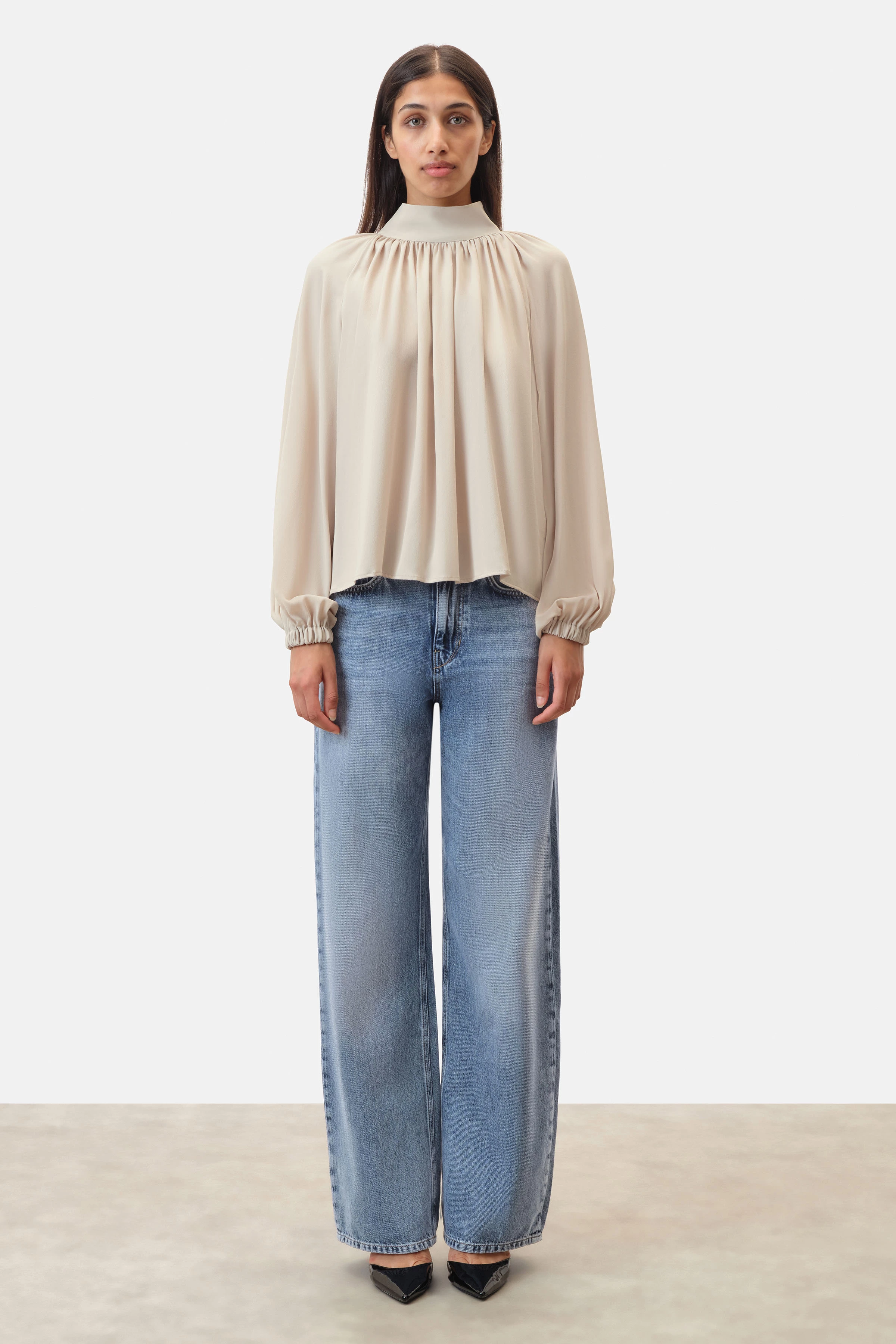 DUMONDA - Boho-Bluse mit Stehkragen in fließendem Seidenmix - Damen - beige - Ganzkörper-Frontansicht