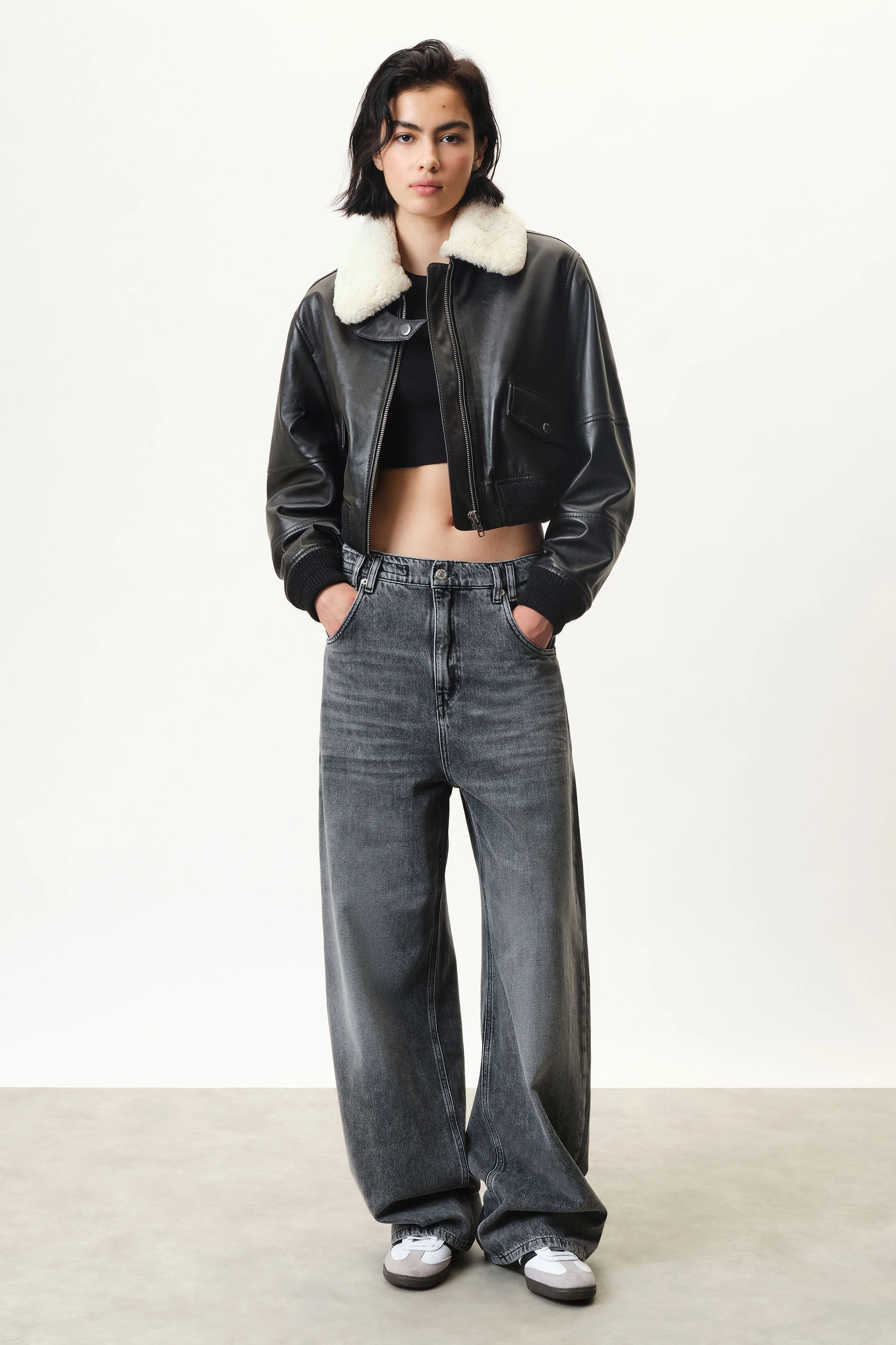 FOXLEY - Kurze Pilotenjacke in Nappaleder mit glänzender Oberfläche - Damen - schwarz - Ganzkörper-Frontansicht