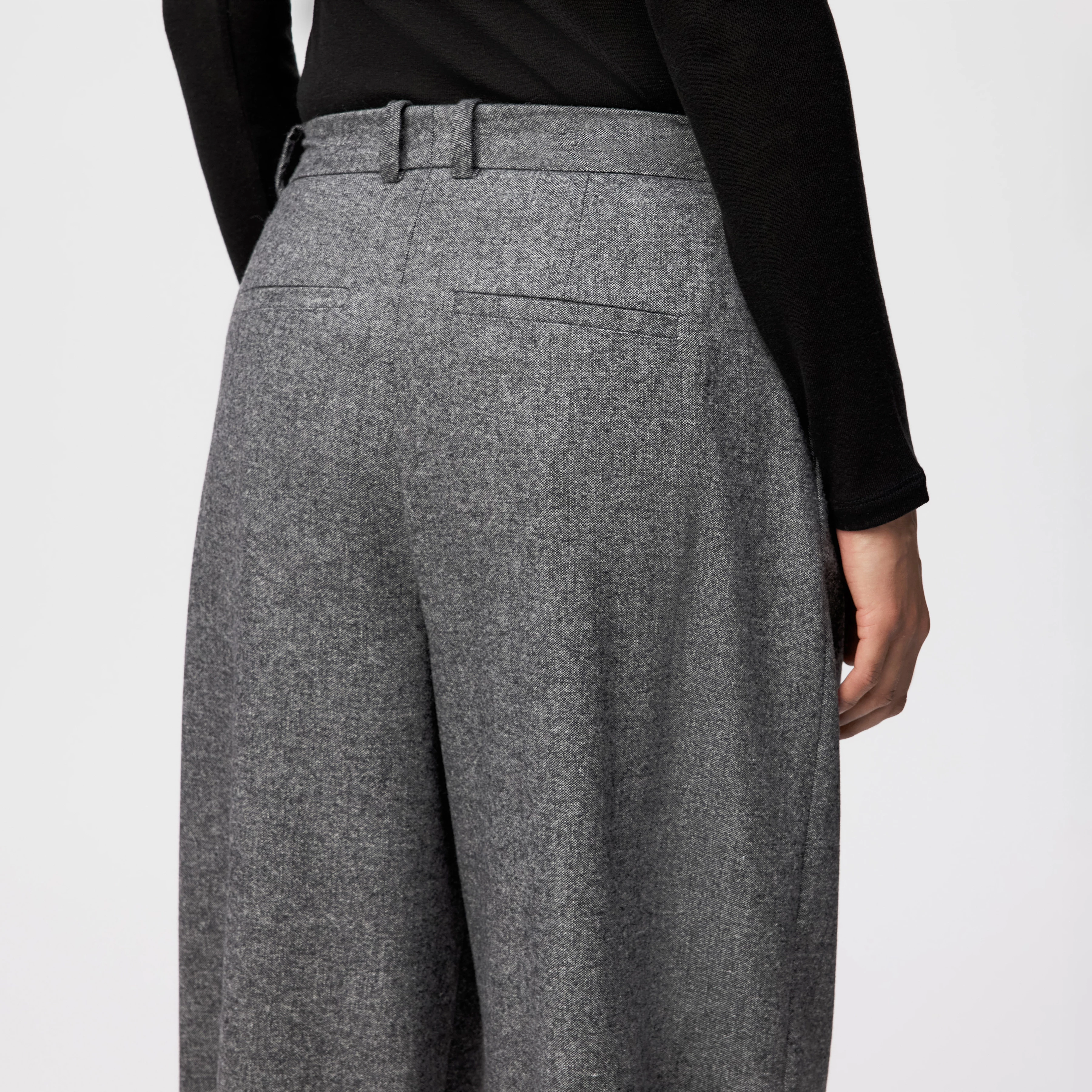 INK - Lässige Bundfaltenhose in Flanell - Damen - grau - Detailansicht am Model