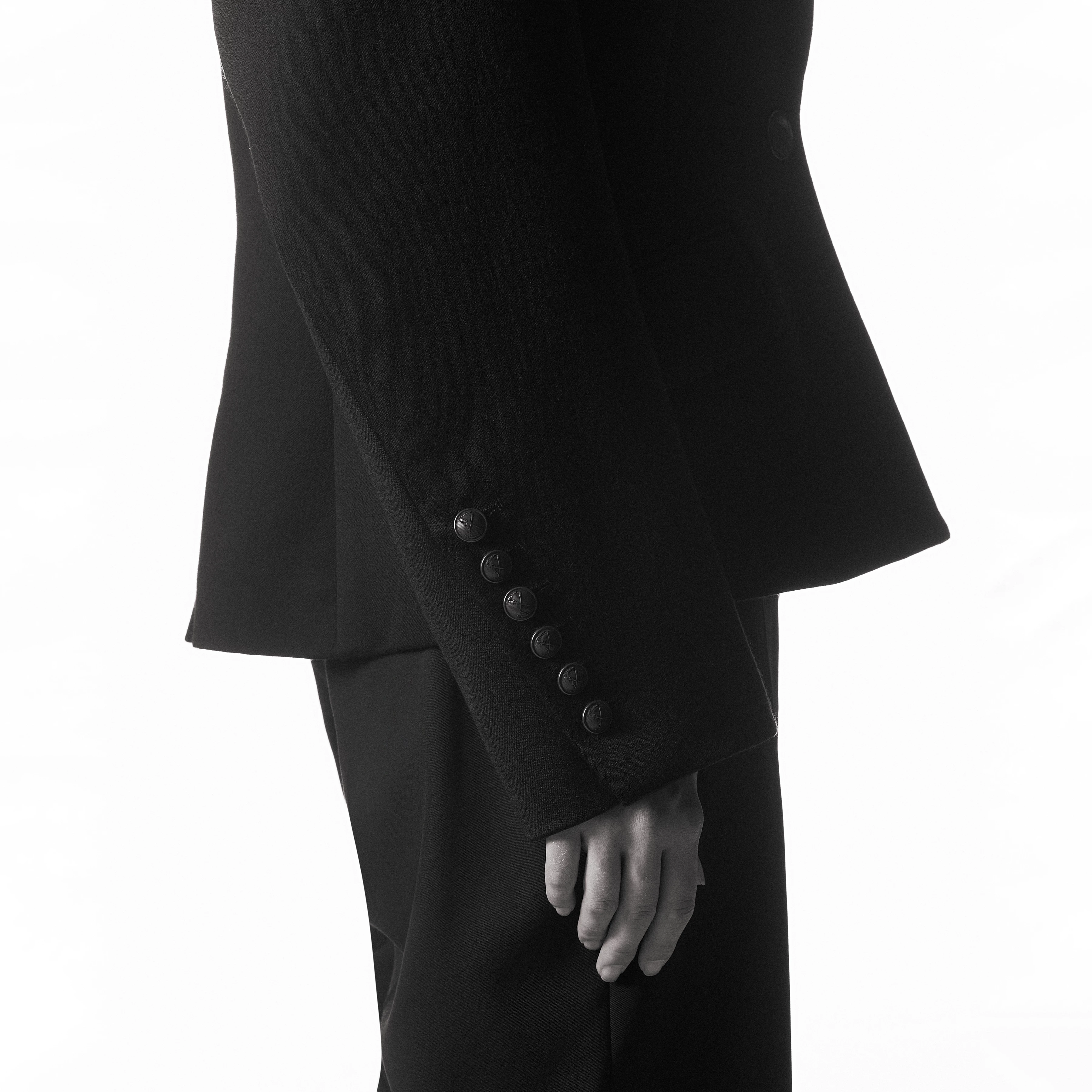 DRYCHILI - Tailored Blazer in Pure Virgin Wool - women - black - Detailansicht am Model
