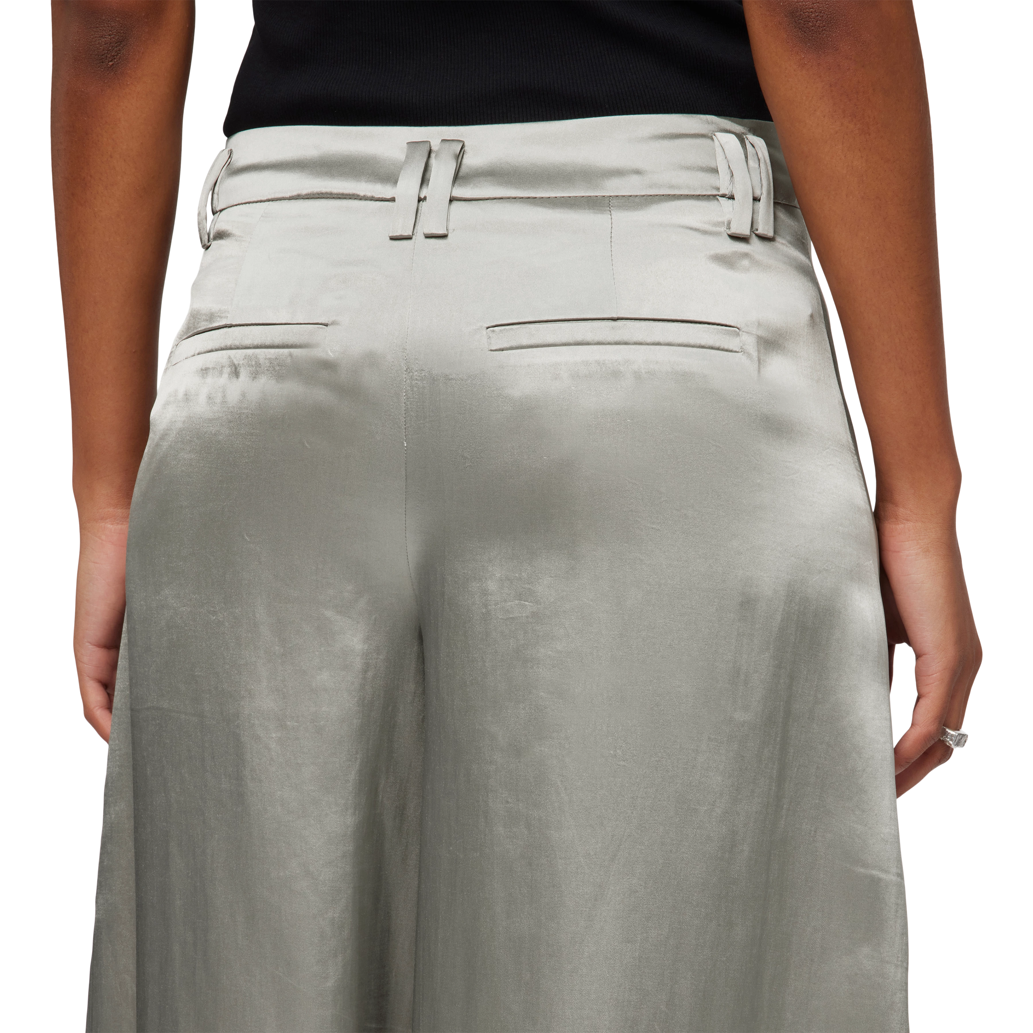 TERRIFY - Bermuda shorts in satin - women - beige - Detailansicht am Model