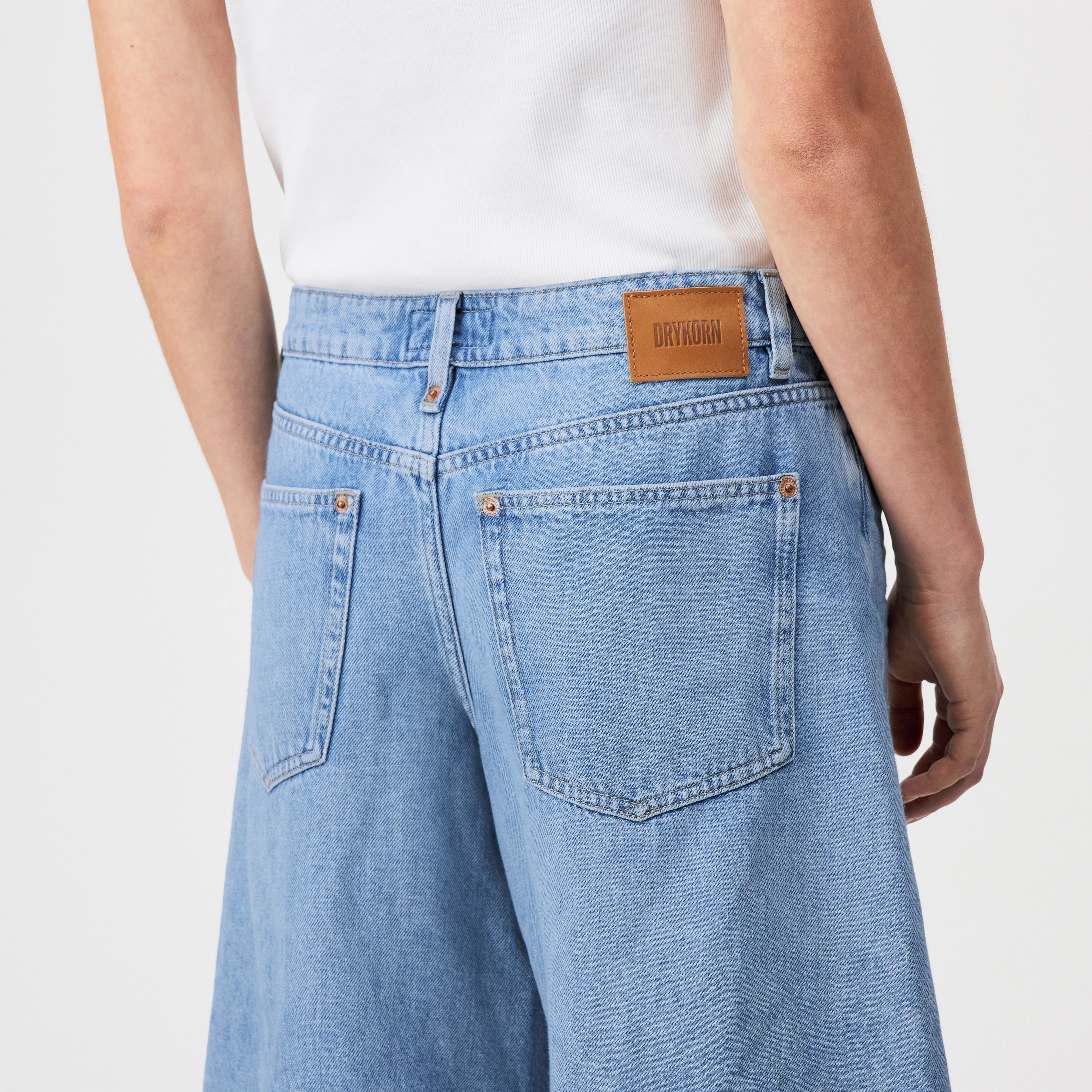 NONE - Bermuda Jeans Shorts in Denim - Damen - blau - Detailansicht am Model