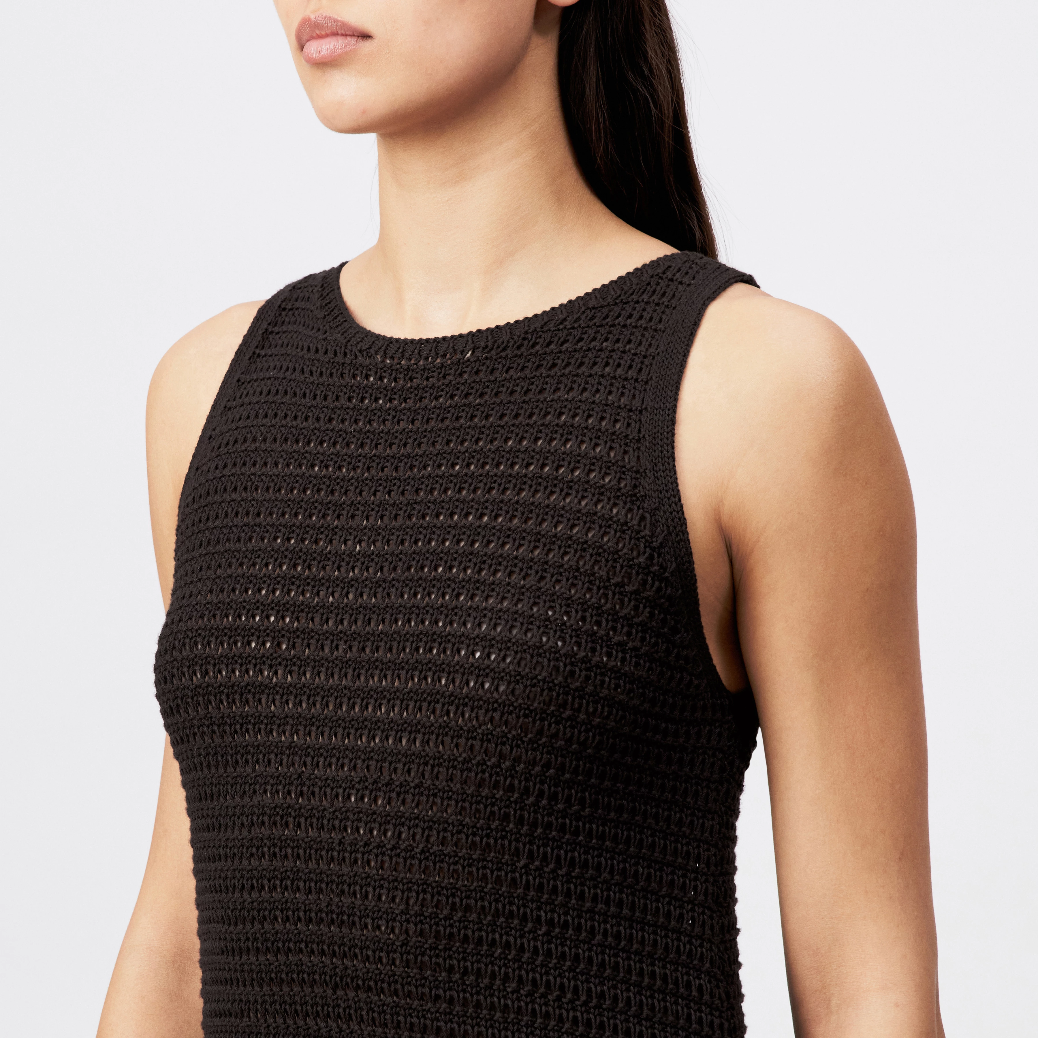 IKIS - Sleeveless maxi dress, chunky knit, dry touch - women - brown - Detailansicht am Model