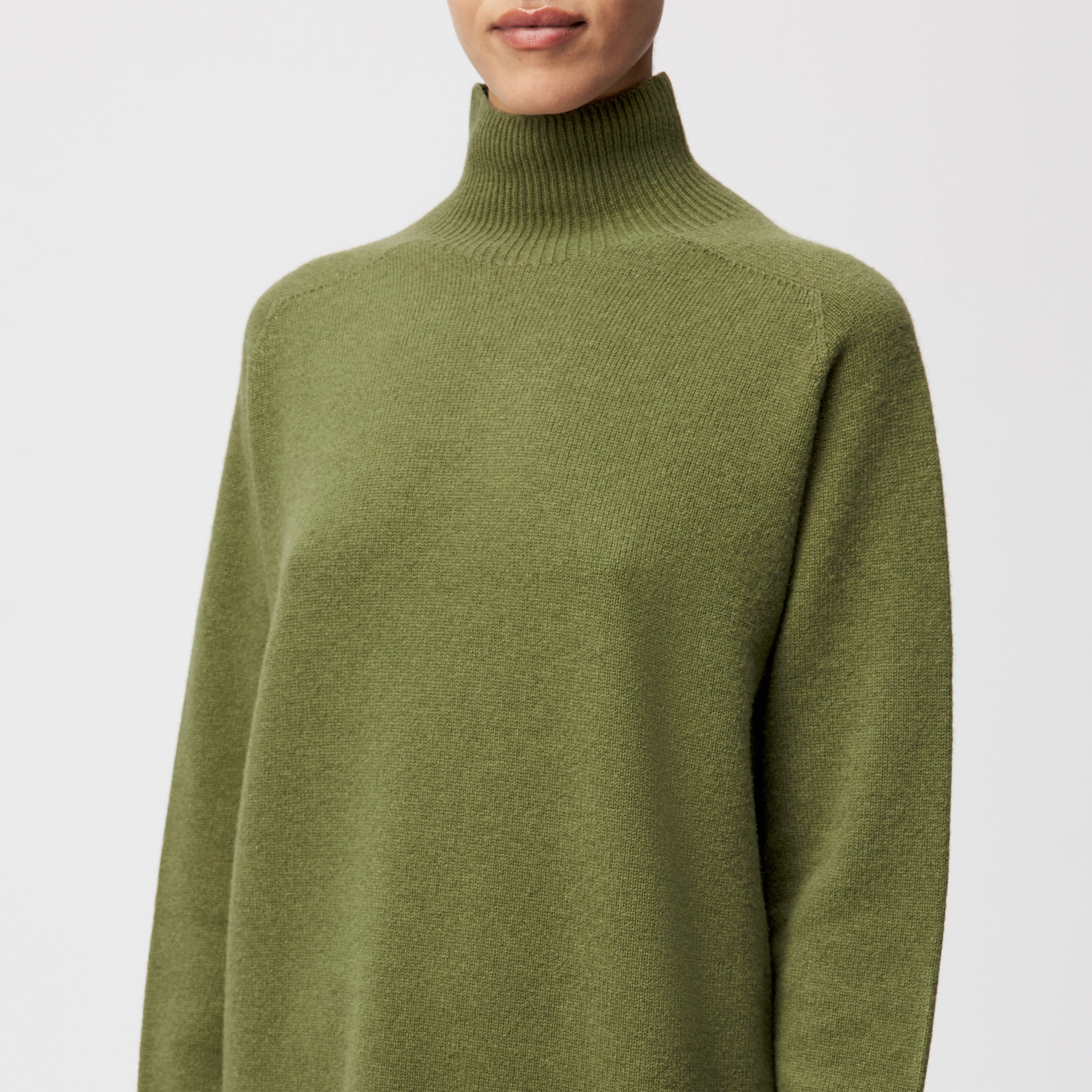 ALINOY - Strickkleid in Schurwolle - Damen - grün - Detailansicht am Model