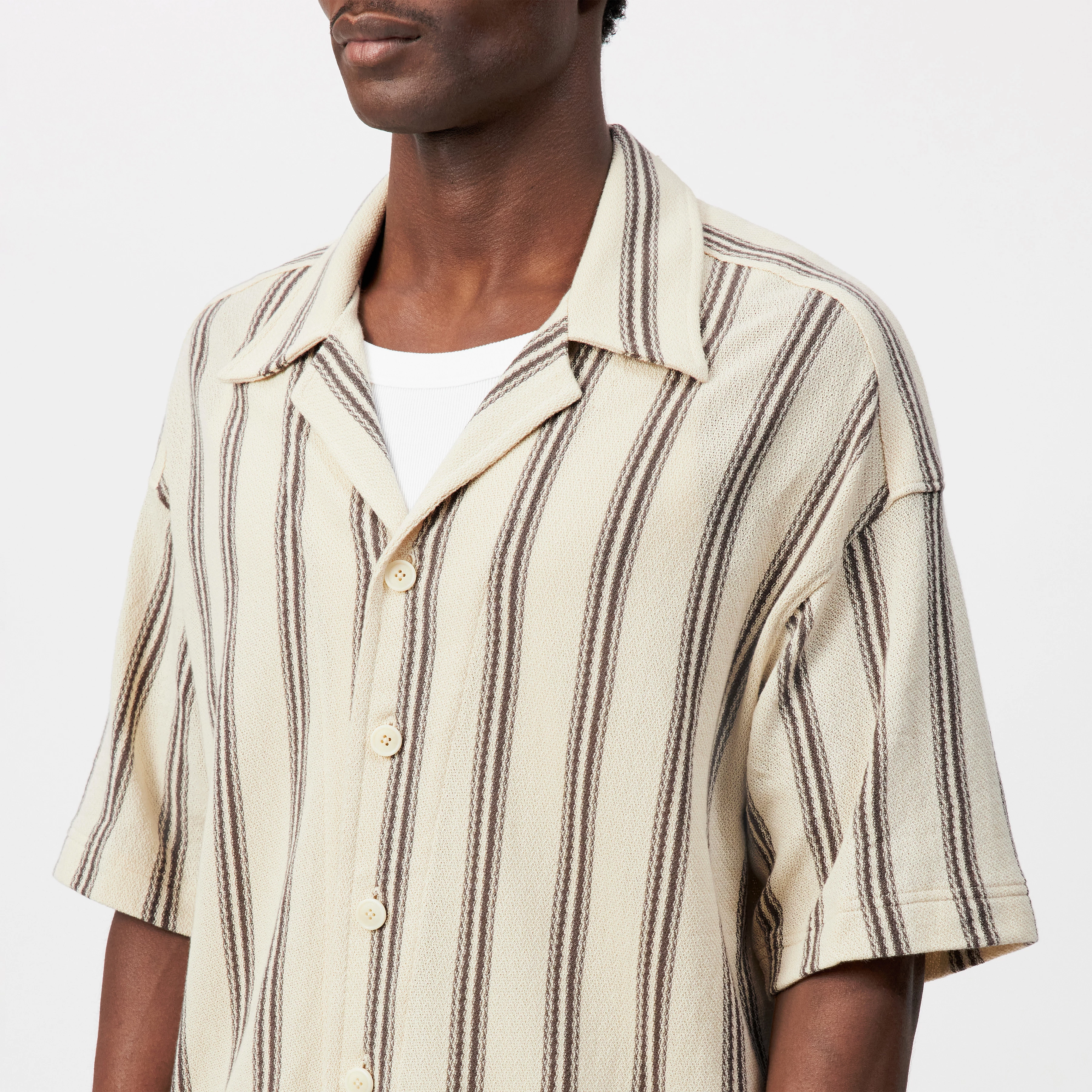 BASIIL - Relaxed jersey, striped, short-sleeve shirt - men - beige - Detailansicht am Model