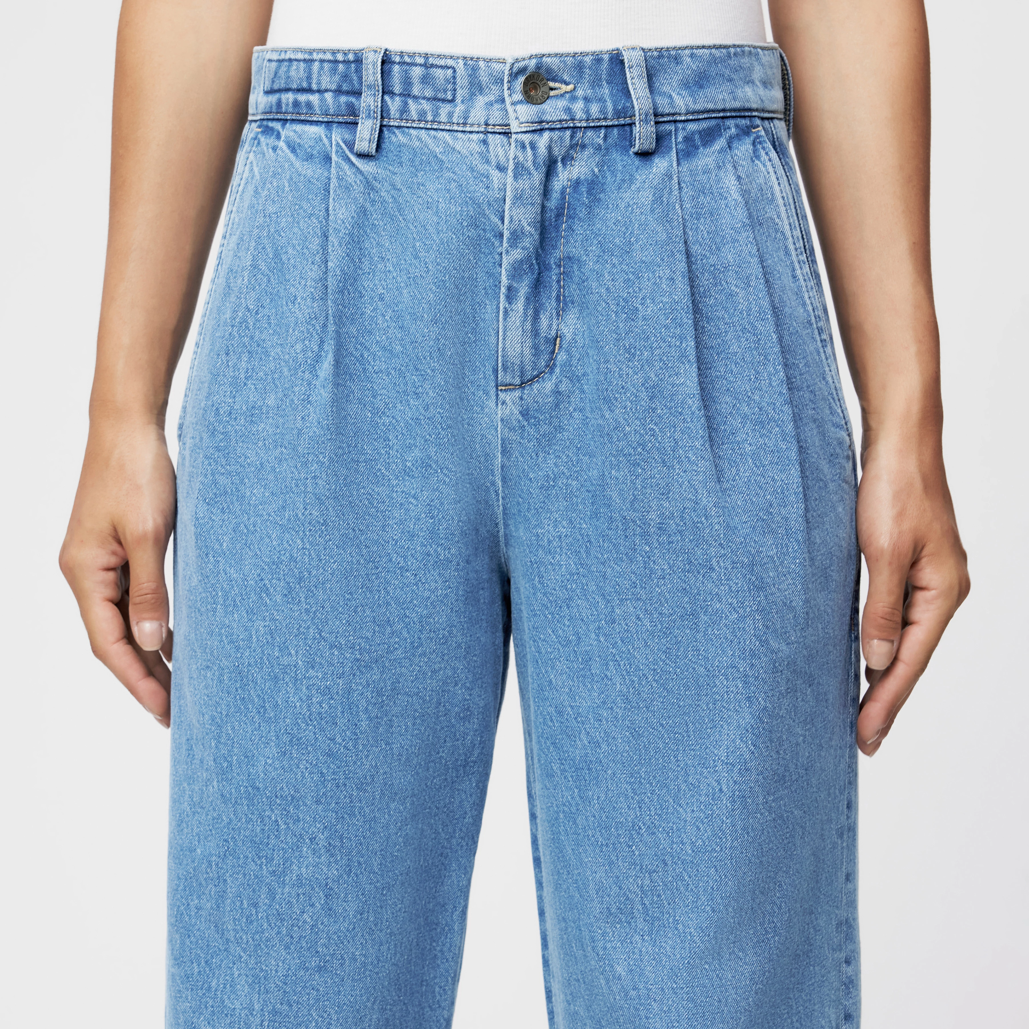 BEHANCE - 5-Pocket Hose mit Bundfalten in Light-Blue Denim - Damen - blau - Detailansicht am Model