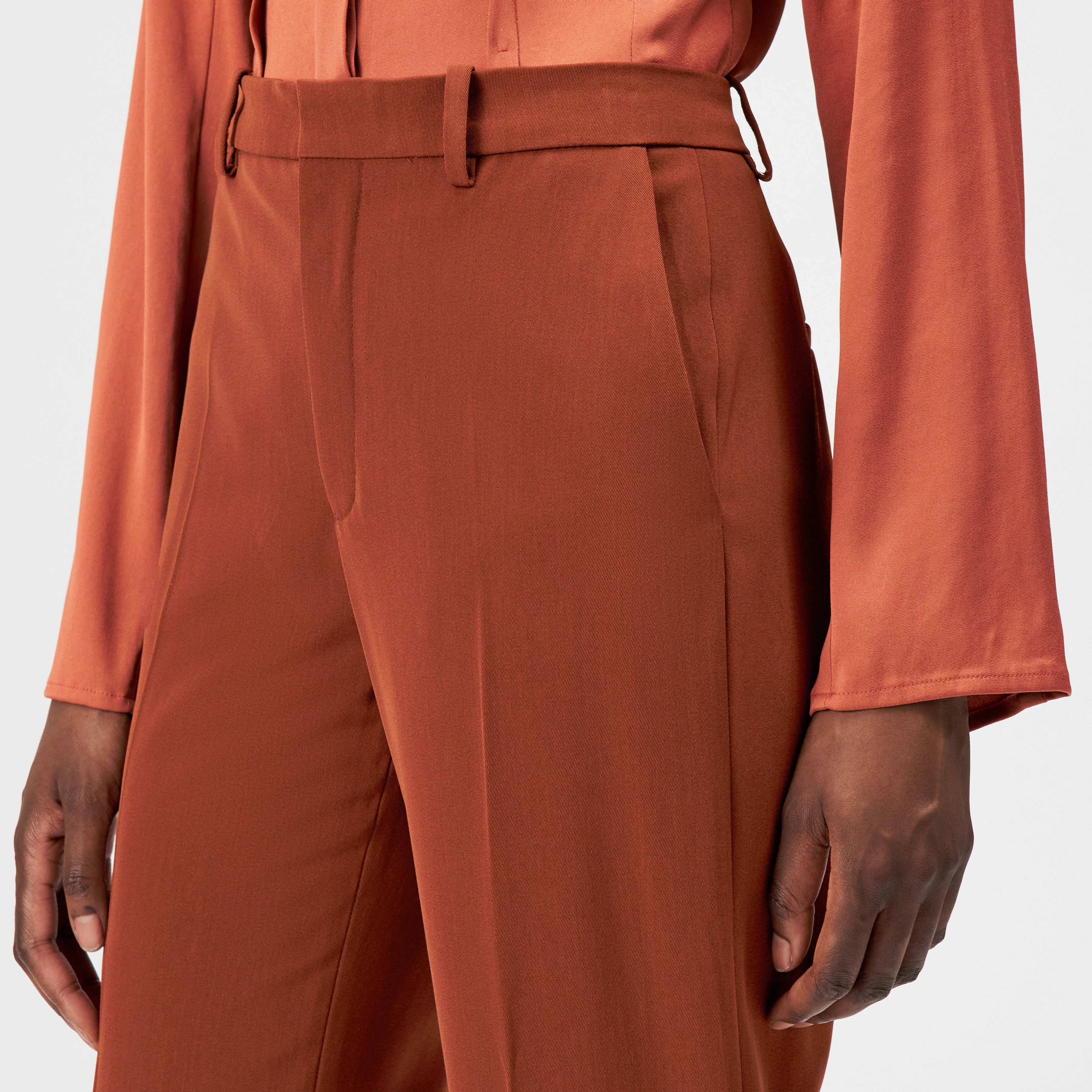 ARGUE - Techno-twill flared trousers - women - red - Detailansicht am Model
