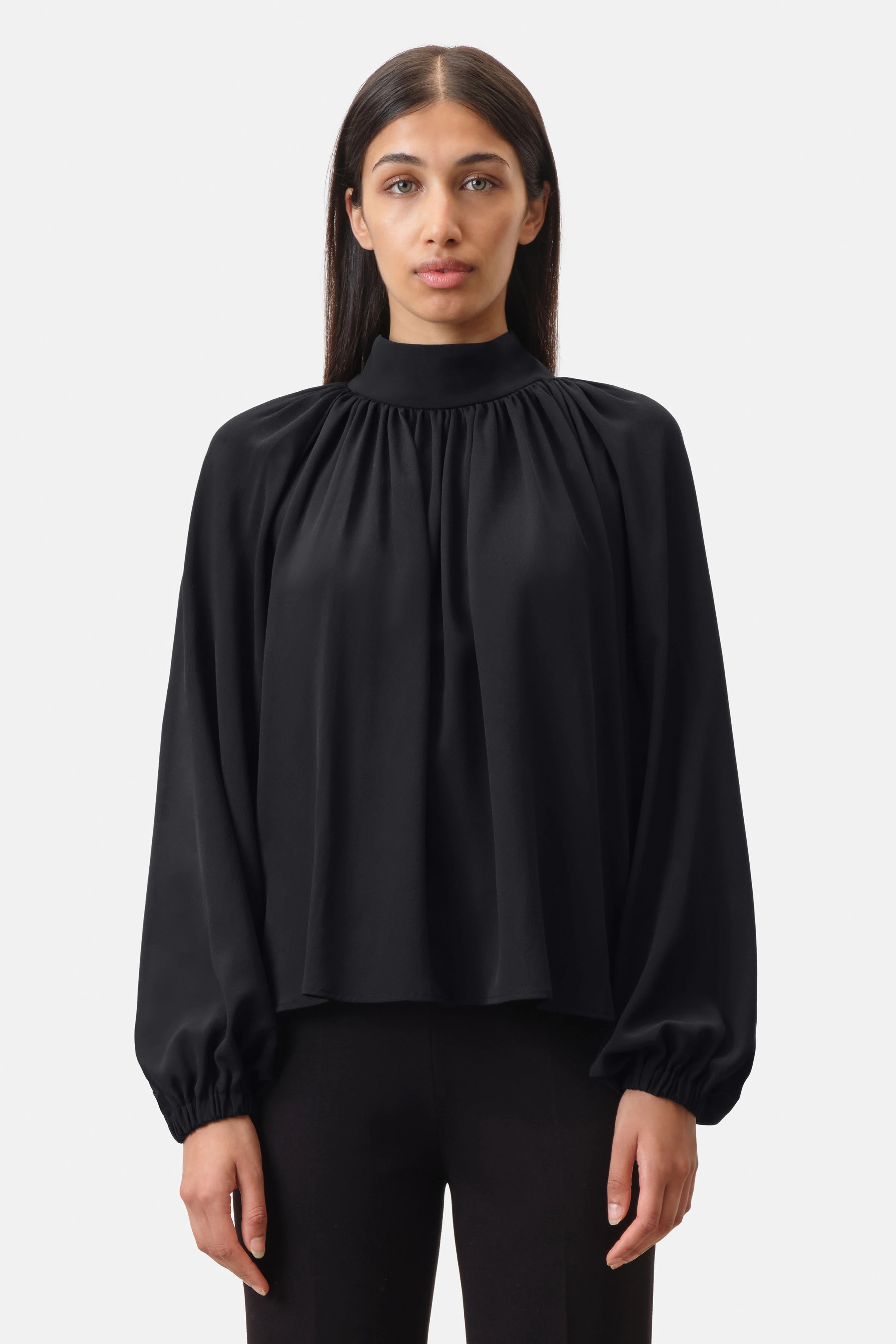 DUMONDA - Boho-Bluse mit Stehkragen in fließendem Seidenmix - Damen - schwarz - Frontansicht