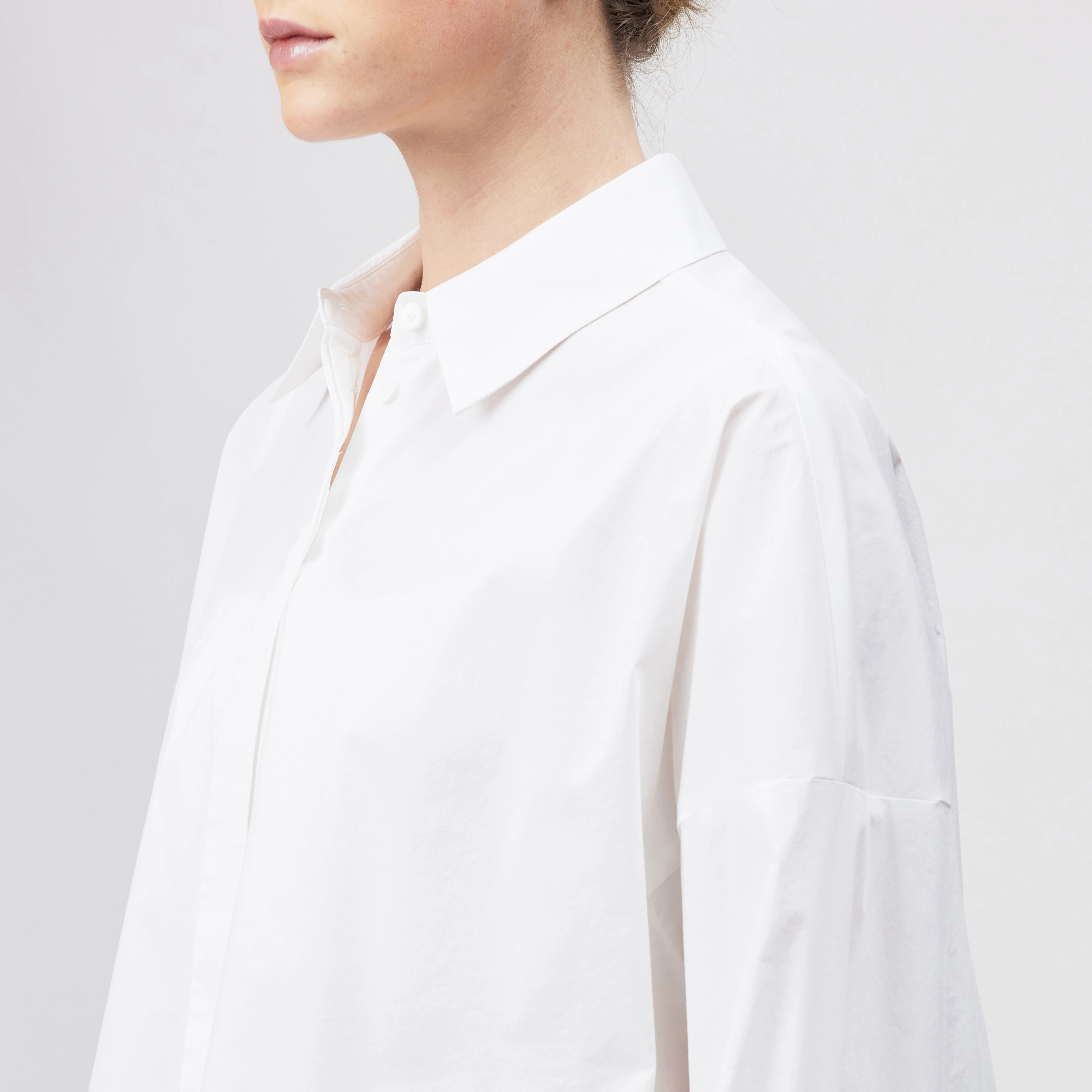 OSHIA - Oversized shirt blouse in poplin - women - white - Detailansicht am Model