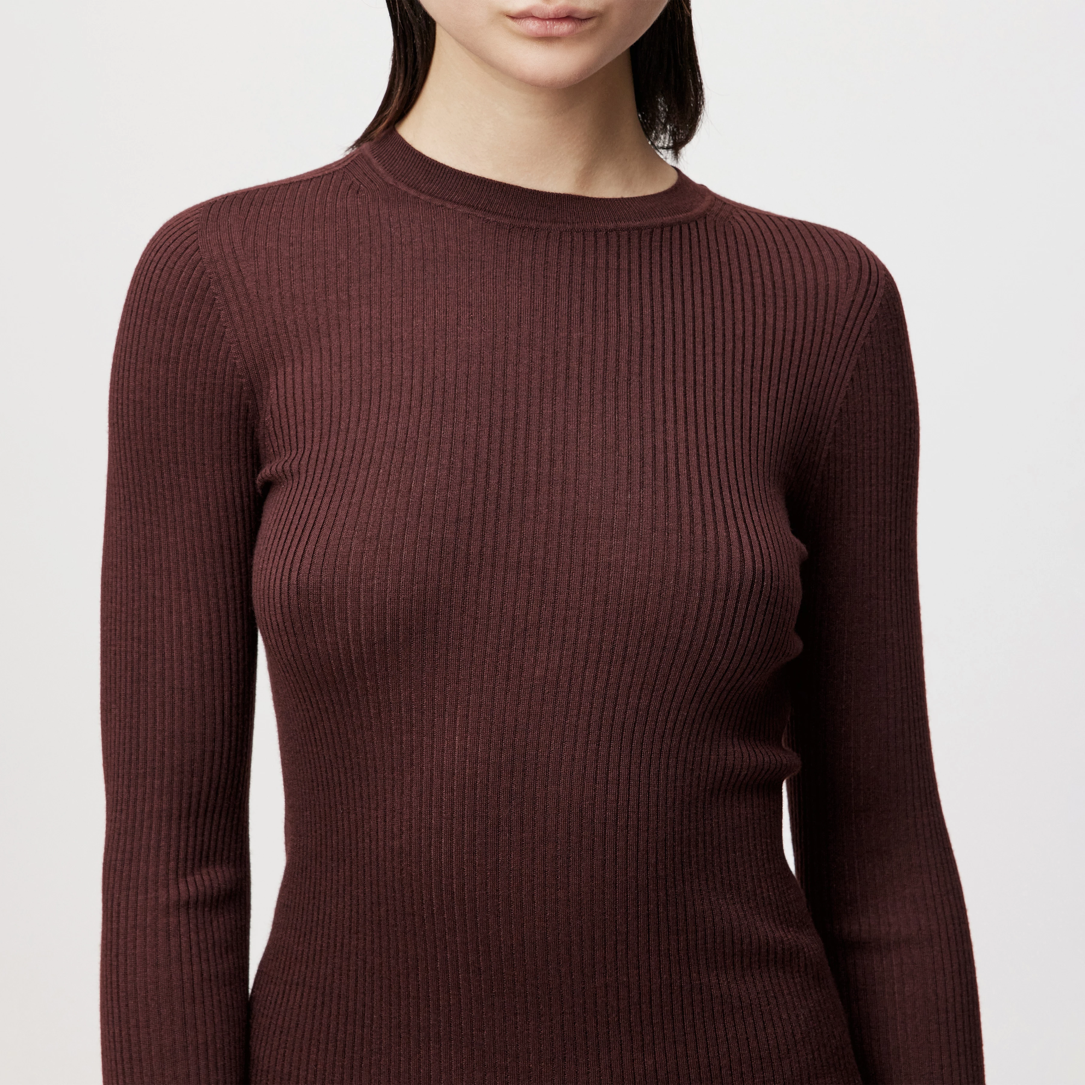 ERMA - Longsleeve mit Rundhals in fließendem Wollmix - Damen - rot - Detailansicht am Model