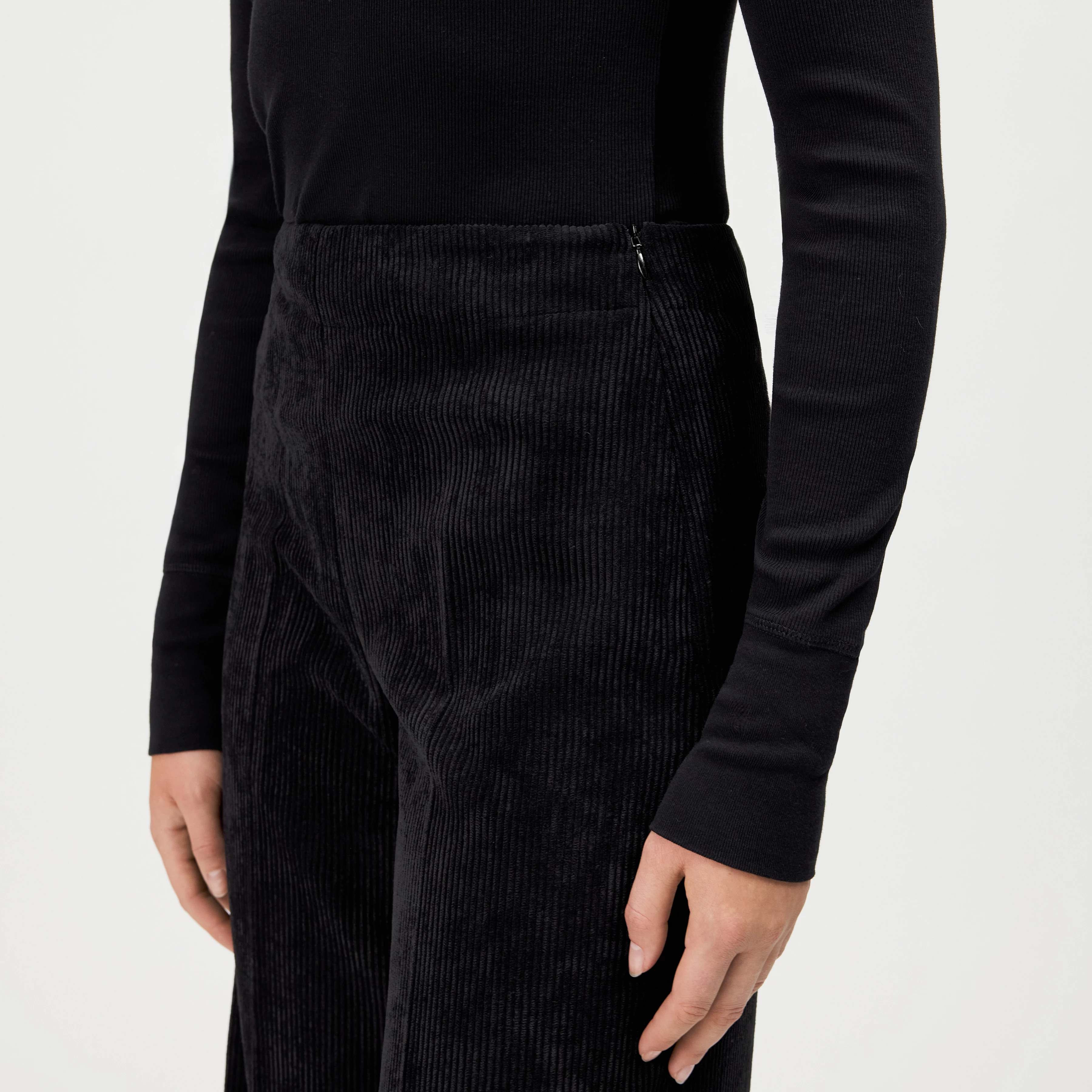 BEFORE - Marlene trousers in corduroy - women - black - Detailansicht am Model