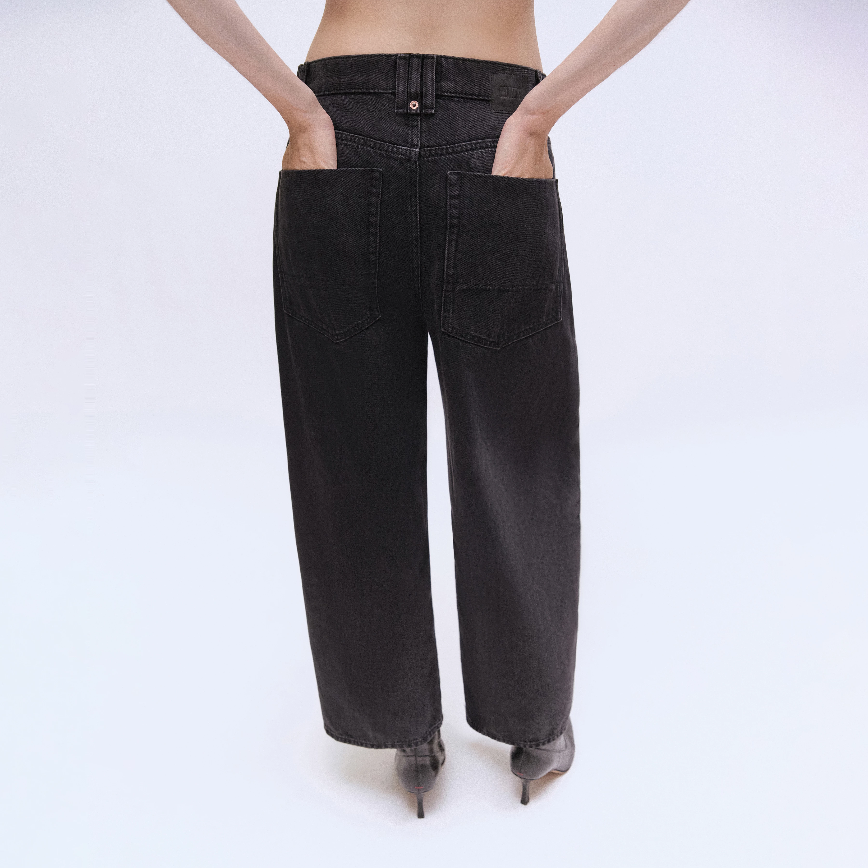 DERIVE - Mid-Waist Jeans in Black Denim - Damen - schwarz