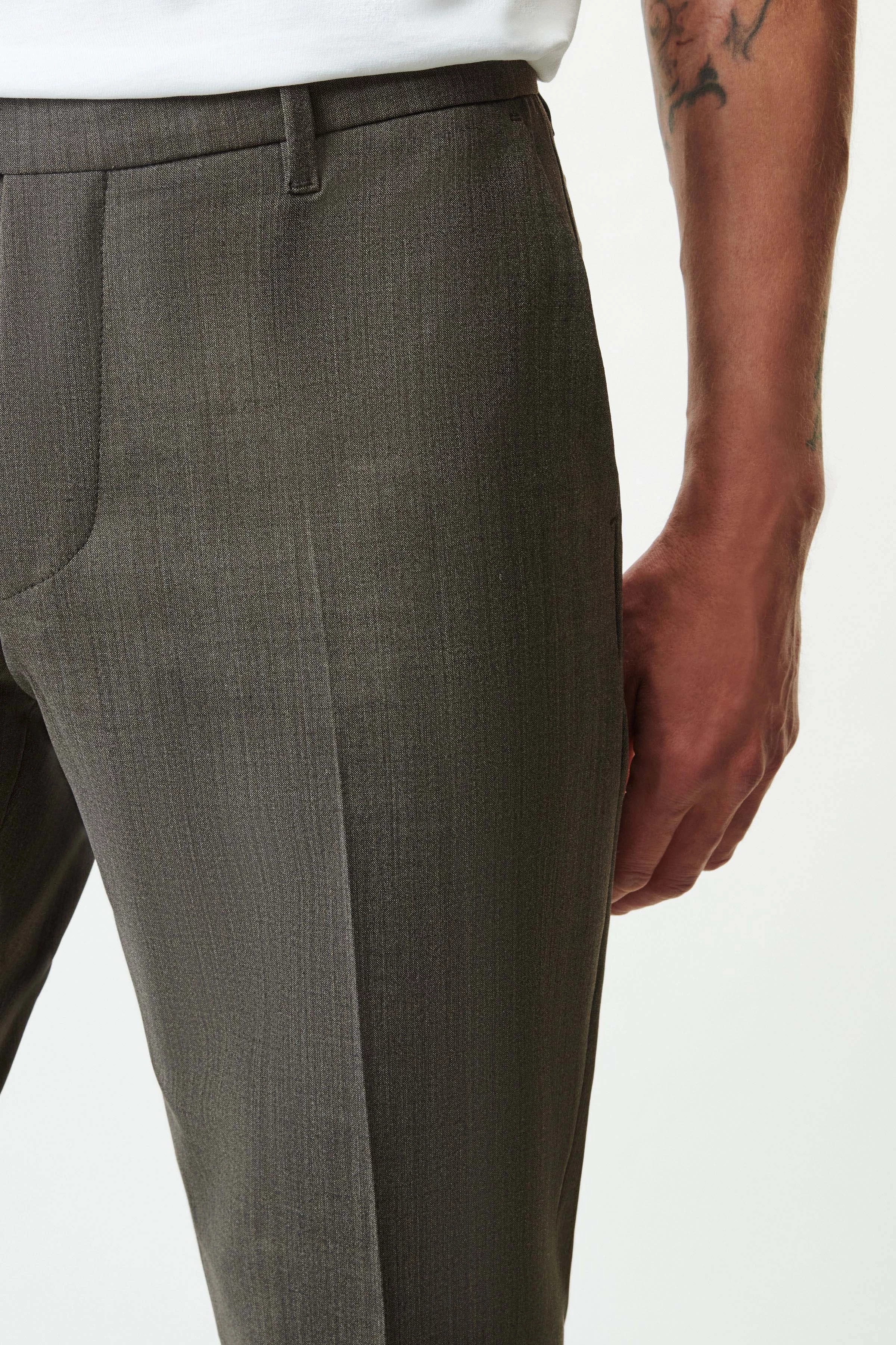 PIET_SK - classic slim fit trousers in bi-stretch wool - men - brown - Detailansicht am Model