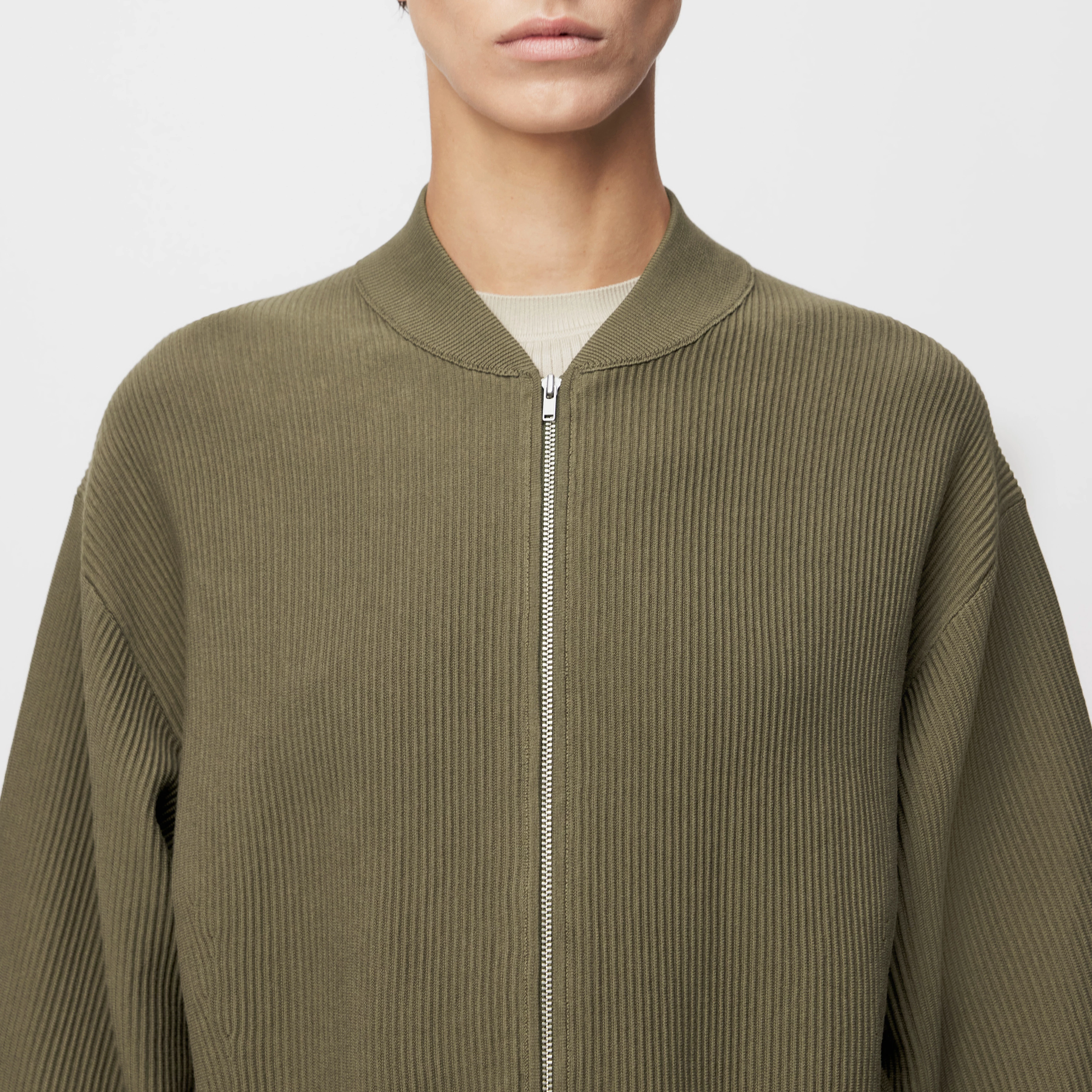 PHILOMENIA - Strick-Blouson in Baumwollstruktur - Damen - grün - Detailansicht am Model