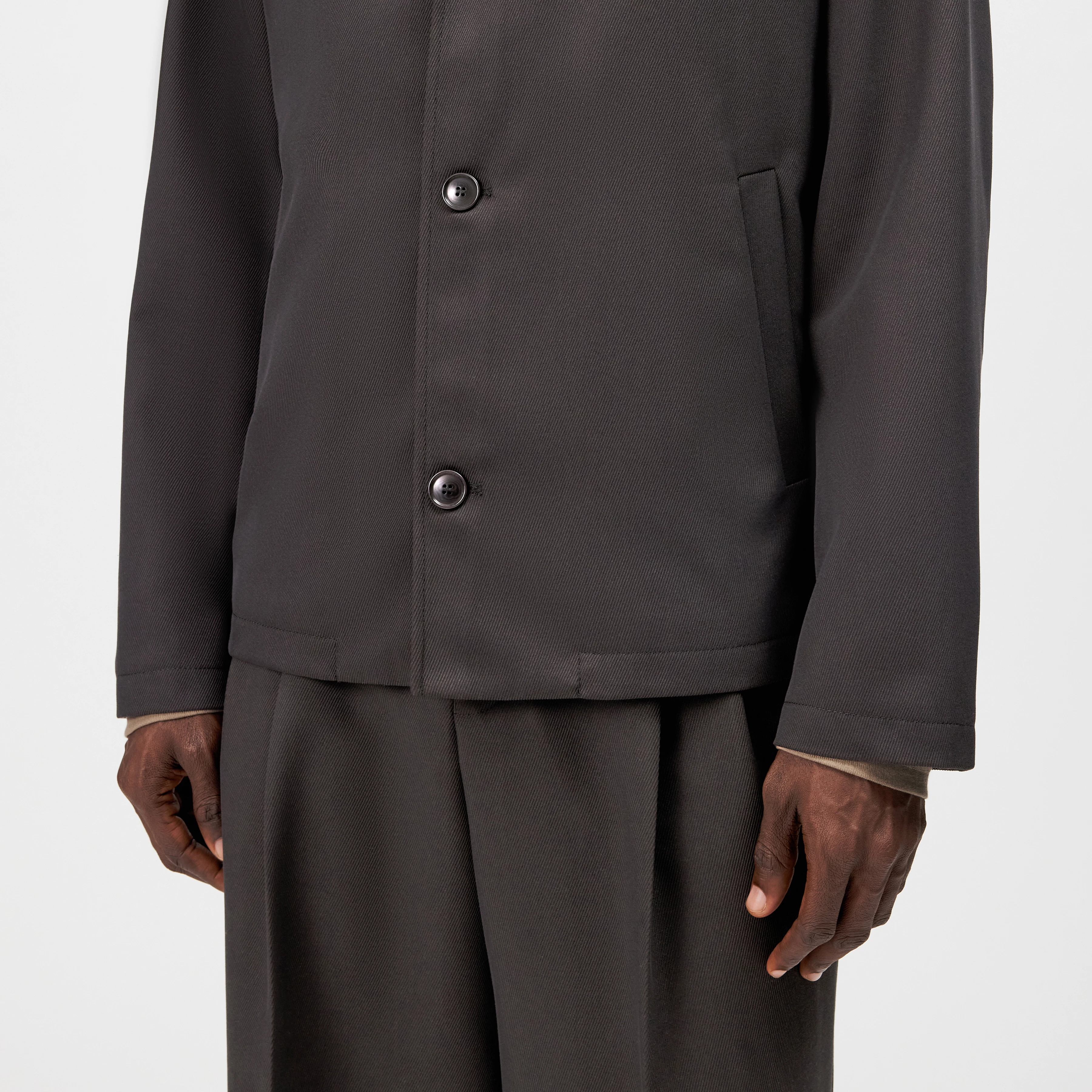 LOUVIN - Regular Fit Twill Jacket - men - brown - Detailansicht am Model