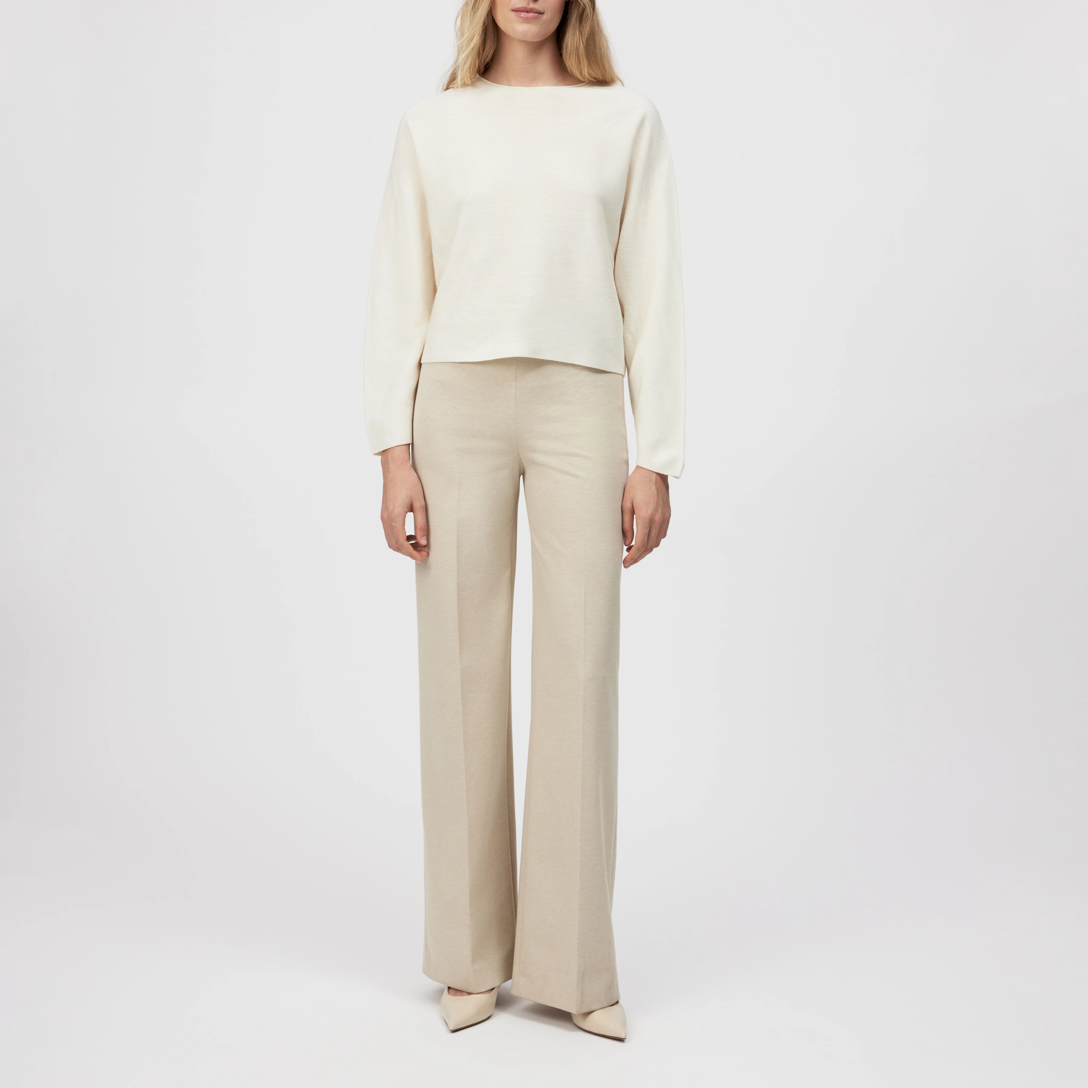 MEAMI - Vekürzter Egg-Shape Pullover in 100% Merinowolle - Damen - off white - Ganzkörper-Frontansicht