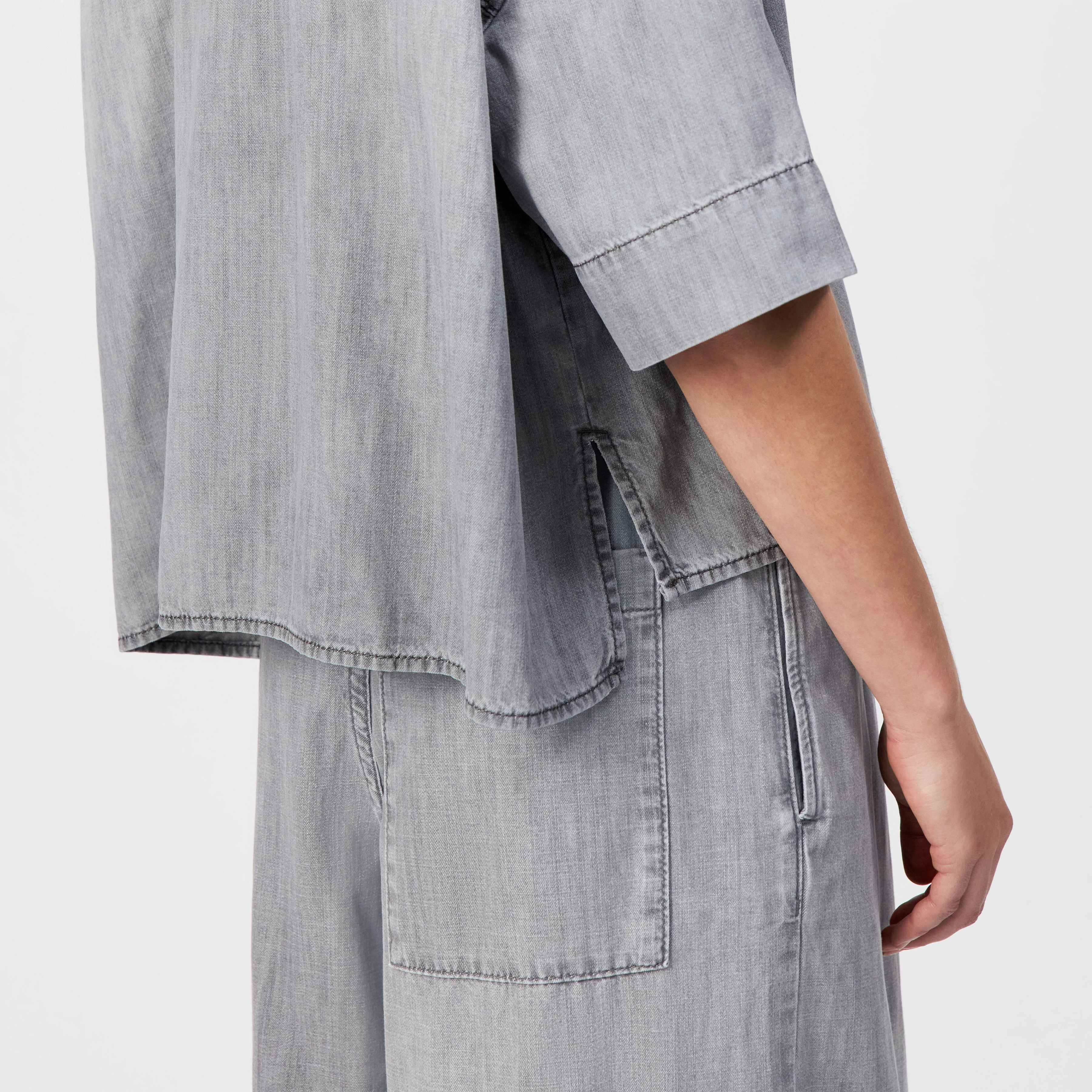 YARIKA - Oversized denim shirt blouse - women - grey - Detailansicht am Model